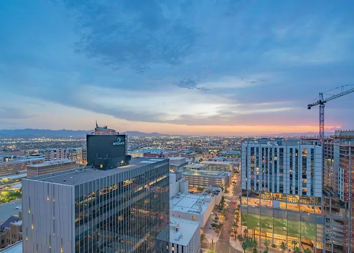 Upscale Phx Pool Gym Balcony Wd Parking Apartment *